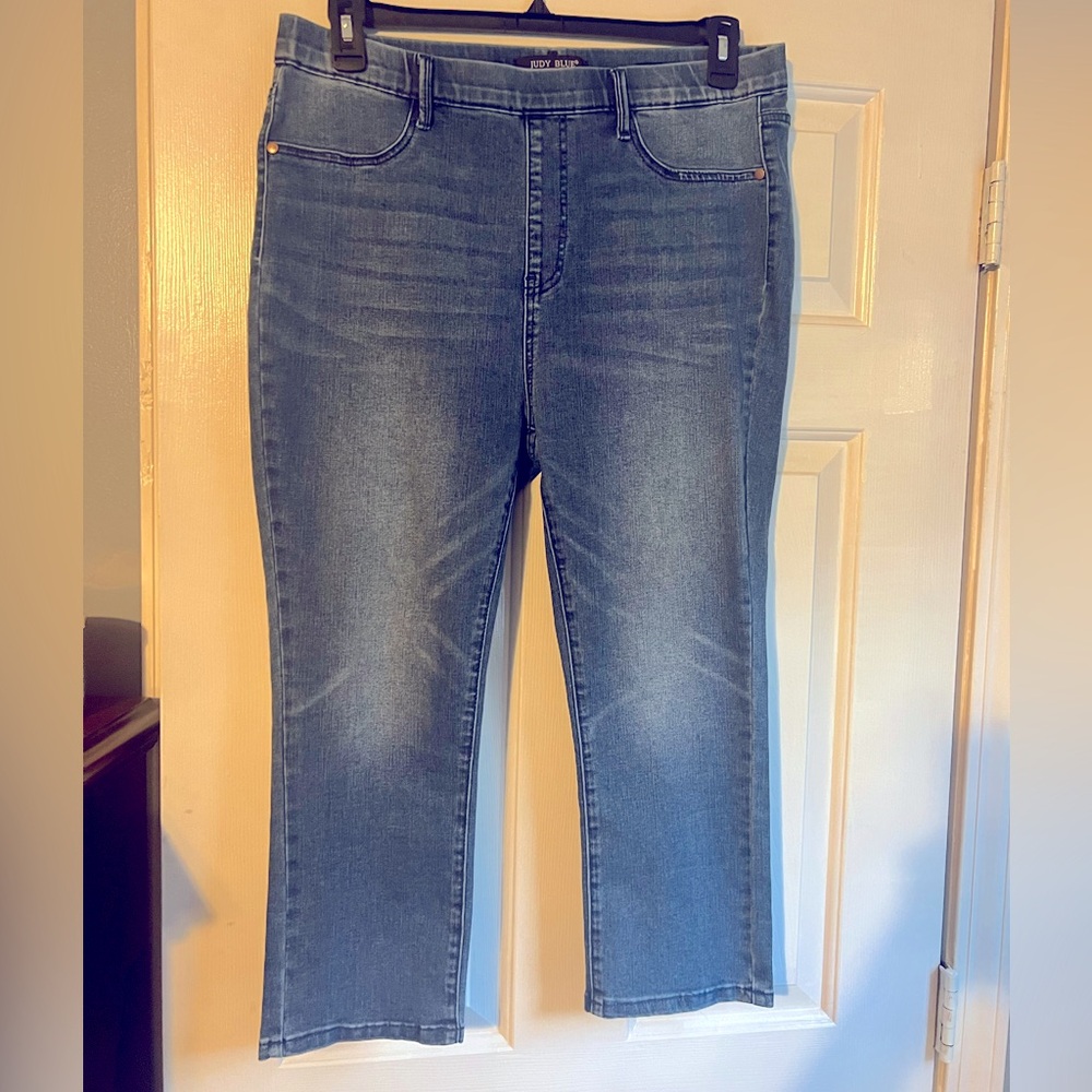 NWOT Judy Blue capris. Pull on size 15/32